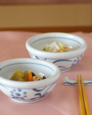 砥部焼・梅山窯 太陽柄の玉ぶち鉢(3寸)に料理を盛って