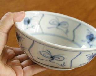 砥部焼・梅山窯 なずなの多用鉢を手に持って