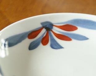 砥部焼・梅山窯 花もようの取皿の絵付け