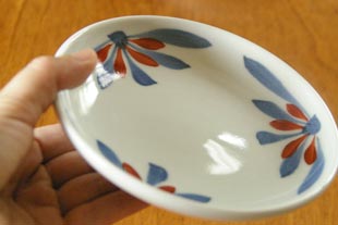砥部焼・梅山窯 花もようの取皿を手に持って