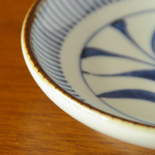 砥部焼・梅山窯 とくさ内唐草の取皿(4,6寸)の縁部分
