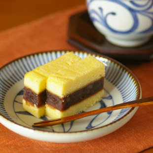 砥部焼・梅山窯 とくさ内唐草の取皿(4,6寸)に和菓子を