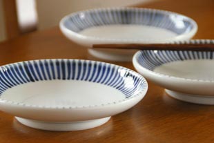 砥部焼・梅山窯 とくさ柄の取皿を横から見て