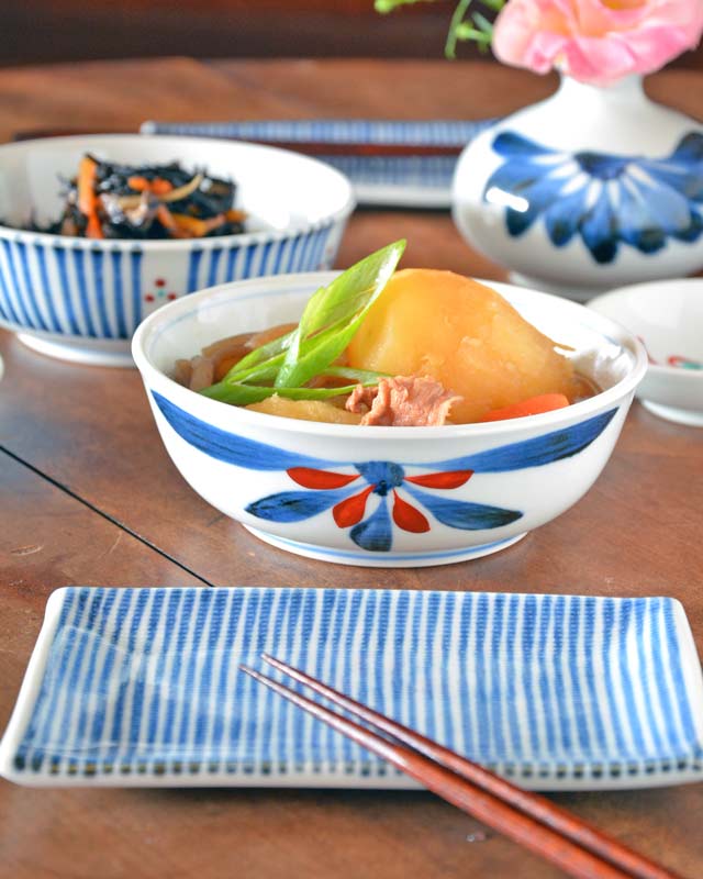 砥部焼 ごす赤菊の多用鉢(4.7寸)に肉じゃがを