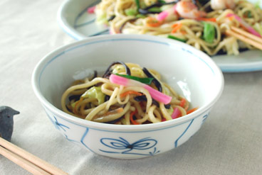 砥部焼・梅山窯 外なずなの多用鉢に皿うどんを