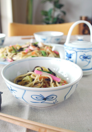 砥部焼・梅山窯 外なずなの多用鉢に皿うどんを
