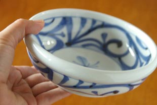 砥部焼・梅山窯 みつからくさの半玉ぶち鉢を手に持って