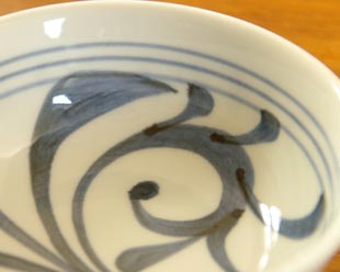 砥部焼・梅山窯 からくさの多用鉢(4寸)の絵付け