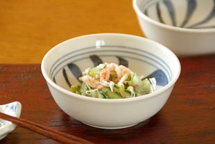 砥部焼・梅山窯 からくさの多用鉢(4寸)に和え物を