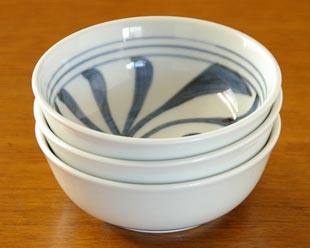 砥部焼・梅山窯 からくさの多用鉢(4寸)を重ねて