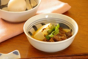 砥部焼・梅山窯 からくさの多用鉢(4寸)ですきやきを