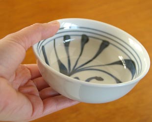 砥部焼・梅山窯 からくさの多用鉢(4寸)を手に持って