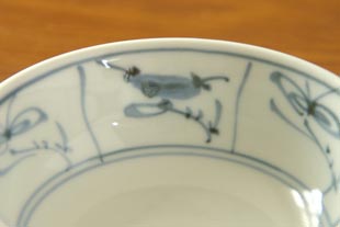 砥部焼・梅山窯 なずなの多用鉢(4寸)の絵付け
