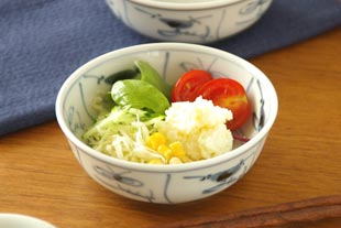 砥部焼・梅山窯 なずなの多用鉢(4寸)にサラダを