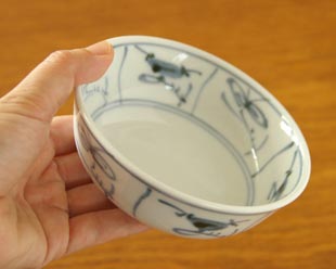 砥部焼・梅山窯 なずなの多用鉢(4寸)を手に持って