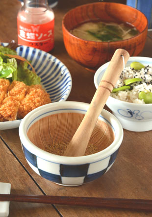 梅山窯 市松もようのすり小鉢に胡麻を