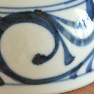 砥部焼・梅山窯　からくさのすり鉢(4寸)の絵付け