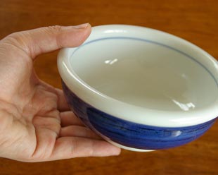 砥部焼・梅山窯 外藍色の玉ぶち鉢(4寸)を手に持って