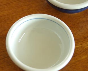 砥部焼・梅山窯 外藍色の玉ぶち鉢(4寸)を上から見て