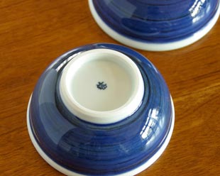 砥部焼・梅山窯 外藍色の玉ぶち鉢(4寸)の底面