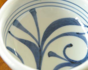砥部焼・梅山窯 内からくさの玉ぶち鉢(4寸) の絵付け