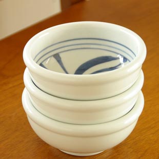 砥部焼・梅山窯 内からくさの玉ぶち鉢(4寸)を重ねて