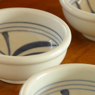 砥部焼・梅山窯 内からくさの玉ぶち鉢(4寸)の玉ぶち部分