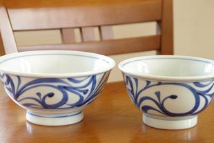 砥部焼・梅山窯 からくさの丼鉢の5寸と6寸を比較して