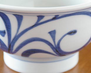 砥部焼・梅山窯 からくさの丼鉢の絵付け