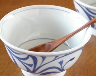 砥部焼・梅山窯 からくさの丼鉢を上から見て