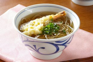 砥部焼・梅山窯 からくさの丼鉢にそばを盛って