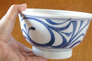 砥部焼・梅山窯 からくさの丼鉢を手に持って