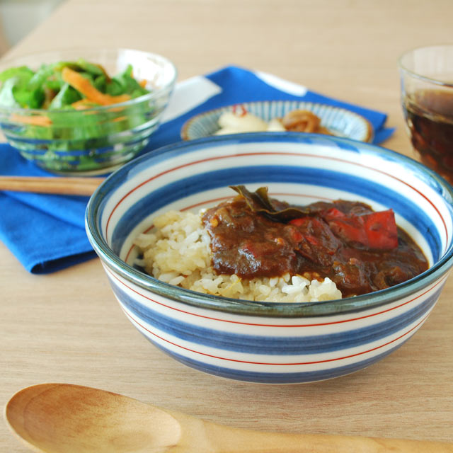 砥部焼・梅山窯 あい赤ラインの多用鉢(5寸)にカレーを