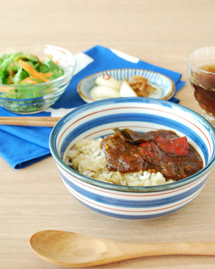 砥部焼・梅山窯 あい赤ラインの多用鉢(5寸)にカレーを
