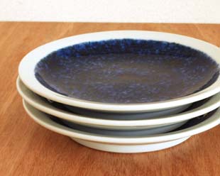 砥部焼・梅山窯 ごすうちの縁付皿(5寸)を重ねて