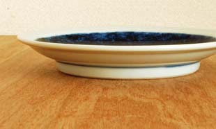 砥部焼・梅山窯 ごすうちの縁付皿(5寸)を横から見て