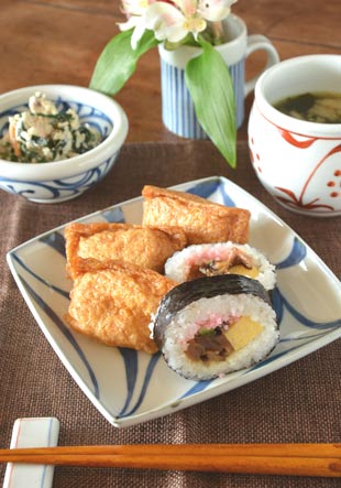 砥部焼・梅山窯 からくさの正角皿(5寸)にお寿司を盛って