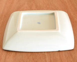 砥部焼・梅山窯 からくさの正角皿(5寸)を伏せて