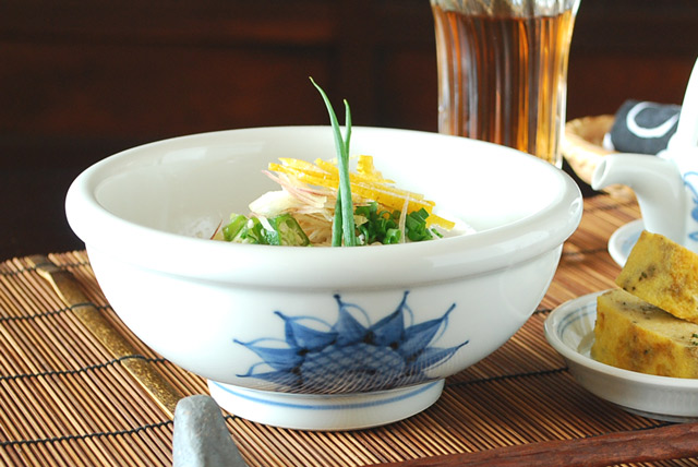 砥部焼・梅山窯 ひまわりの玉ぶち鉢(5寸)に素麺を