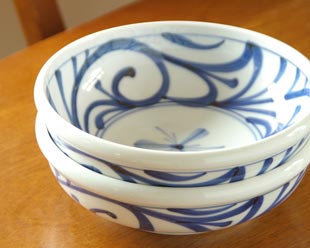 砥部焼・梅山窯 みつからくさの半玉ぶち鉢(6寸)を重ねて