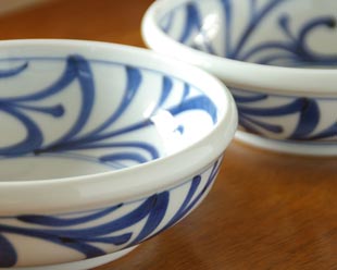 砥部焼・梅山窯 みつからくさの半玉ぶち鉢(6寸)の玉ぶち部分