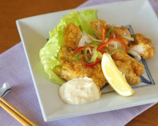 砥部焼 からくさの角プレート(6寸)にチキン南蛮を