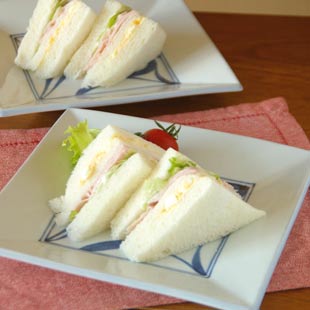 砥部焼 からくさの角プレート(6寸)にサンドイッチを