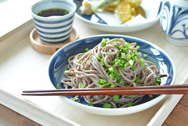 砥部焼・梅山窯 藍色の切立丸皿(6寸)に蕎麦を