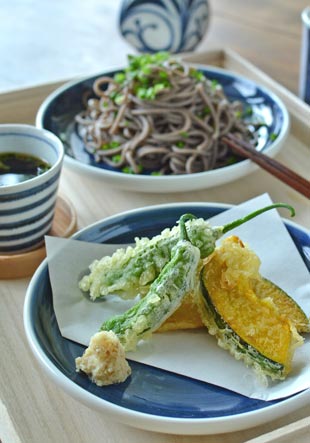 砥部焼・梅山窯 藍色の切立丸皿(6寸)に天ぷらを