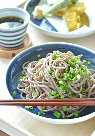 砥部焼・梅山窯 藍色の切立丸皿(6寸)に蕎麦を
