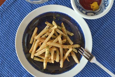 砥部焼・梅山窯 ごすうちの縁付皿(6寸)にフライドポテトを