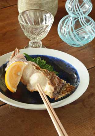 砥部焼・梅山窯 ごすうちの縁付皿(6寸)に焼き魚を