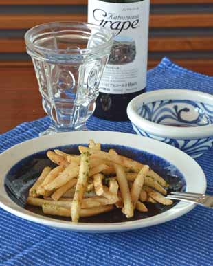 砥部焼・梅山窯 ごすうちの縁付皿(6寸)にフライドポテトを