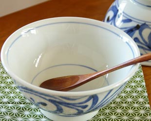 砥部焼・梅山窯 からくさの丼鉢(6寸)を上から見て